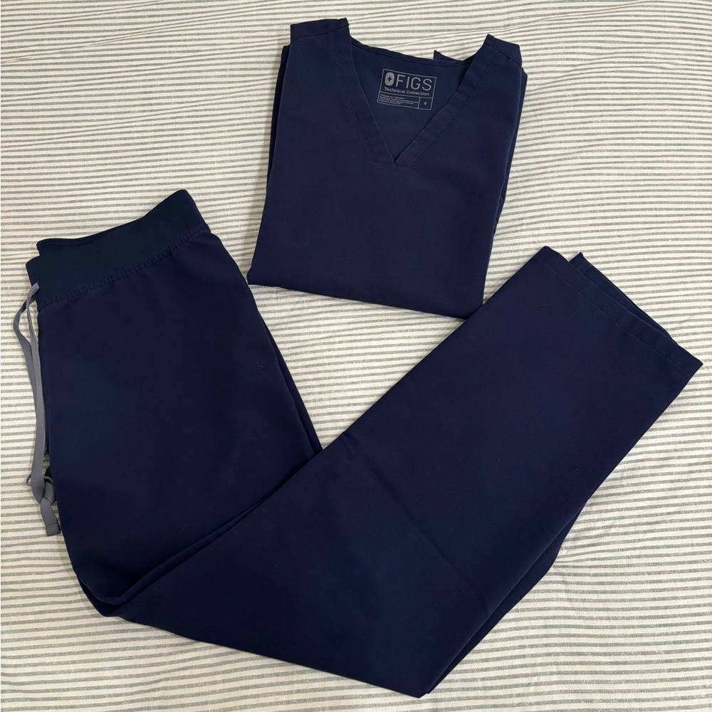 Figs Navy Blue Scrub Set
Casma Top & Livingston Bottoms (regular waist)